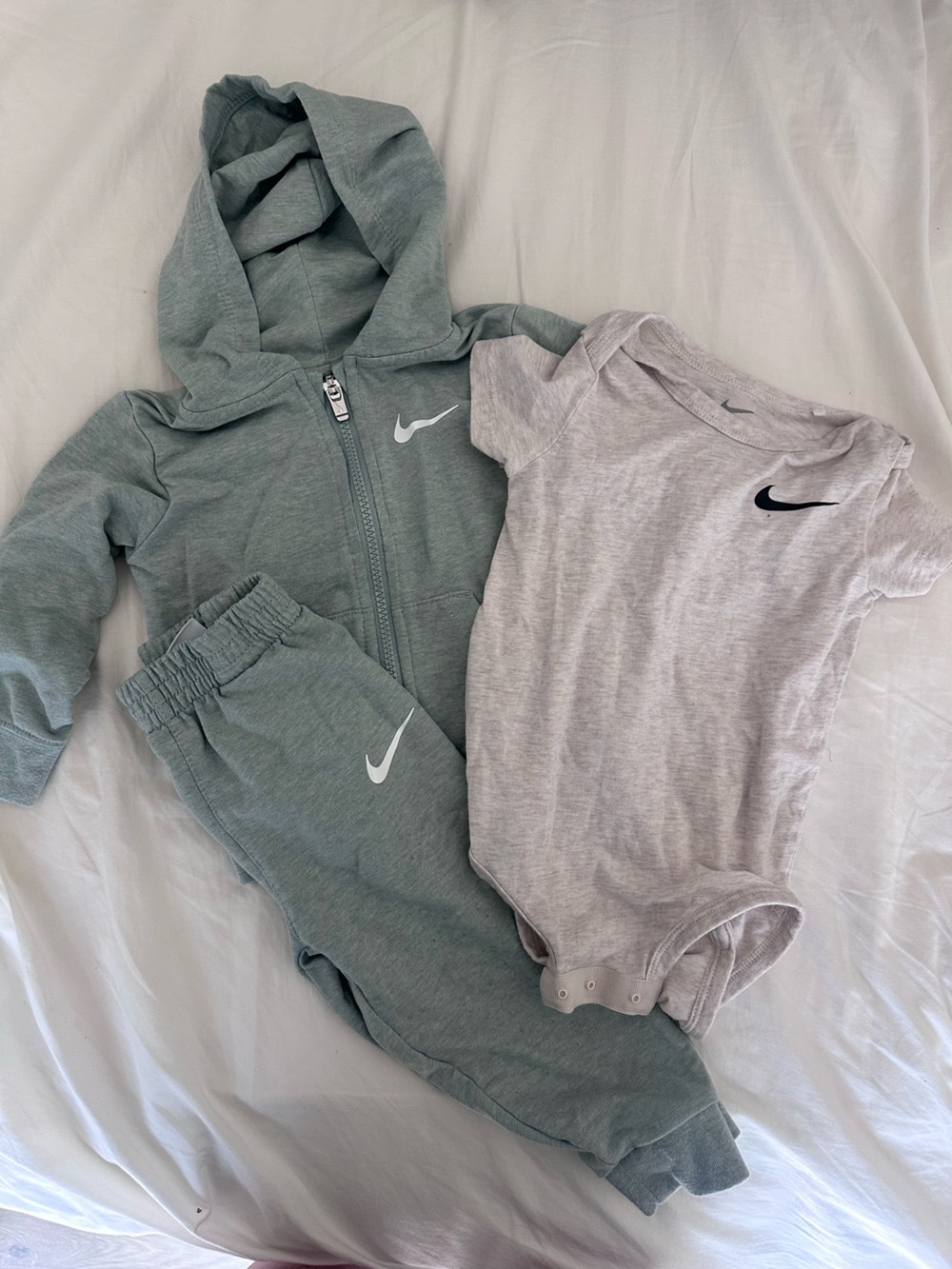 Nike Kids Sage Green Hoodie & Light Gray Bodysuit Set 18M